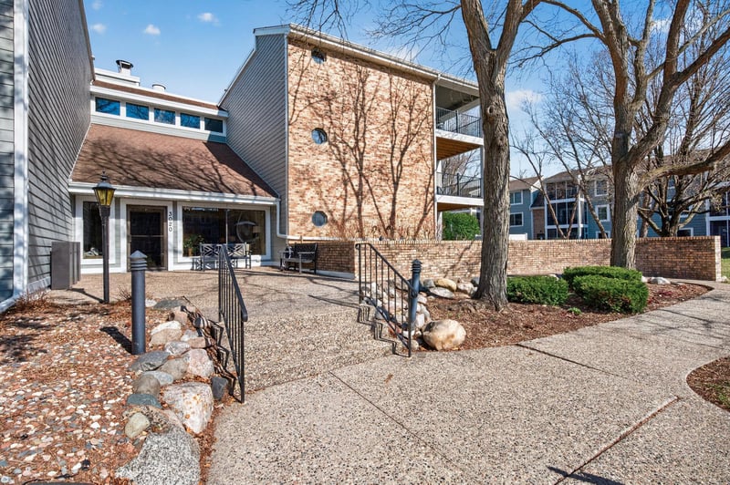 3020 Saint Albans Mill Rd #105, Hopkins, MN 55305