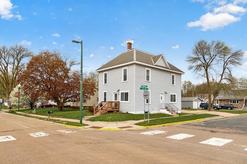 24 Main St E, Young America, MN 55397