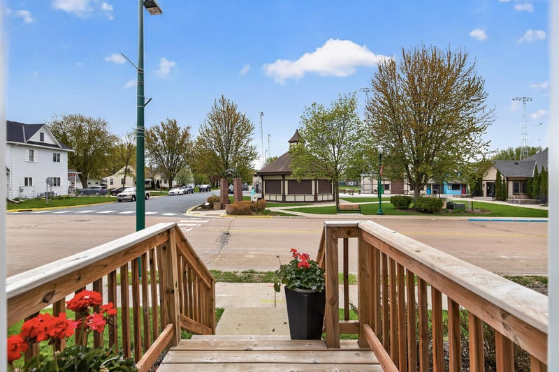 24 Main St E, Young America, MN 55397
