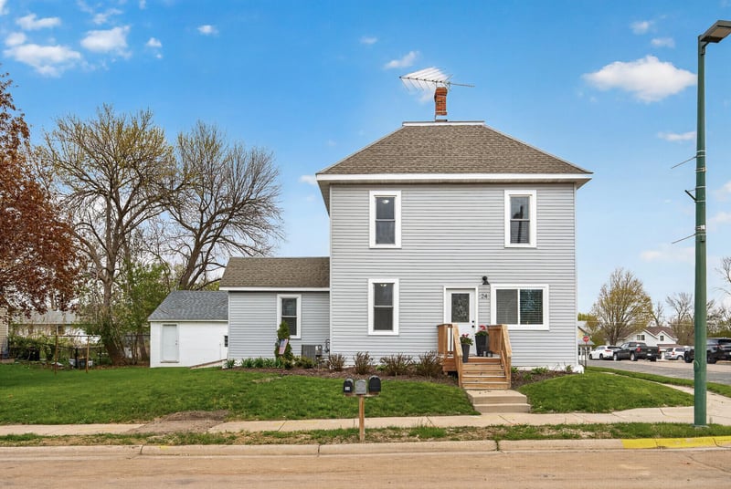 24 Main St E, Young America, MN 55397