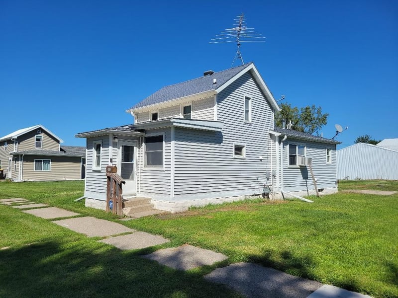 245 3rd Ave SE, Wells, MN 56097