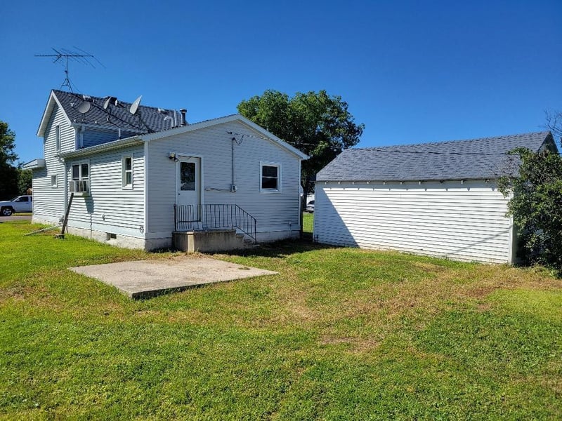 245 3rd Ave SE, Wells, MN 56097