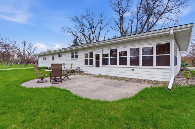 311 E Oak Ave, Olivia, MN 56277
