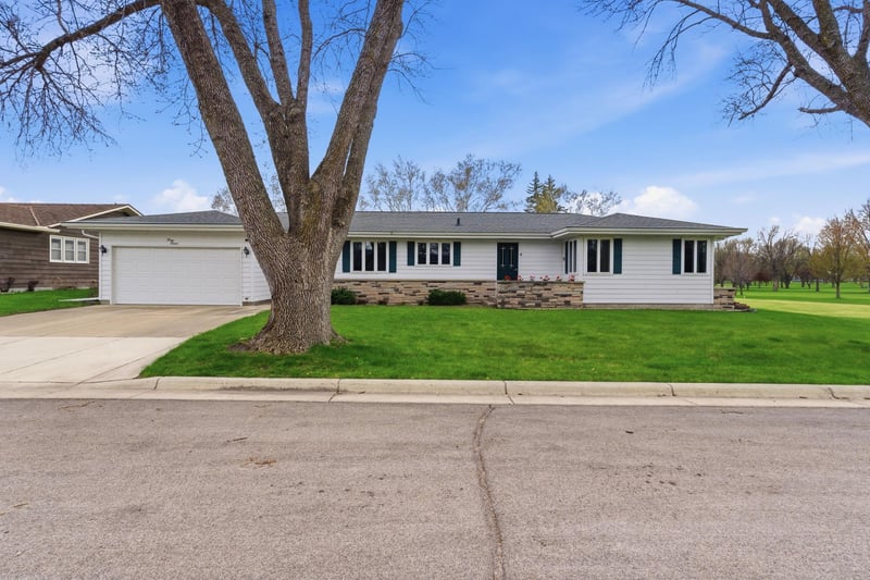 311 E Oak Ave, Olivia, MN 56277