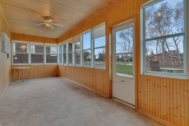311 E Oak Ave, Olivia, MN 56277