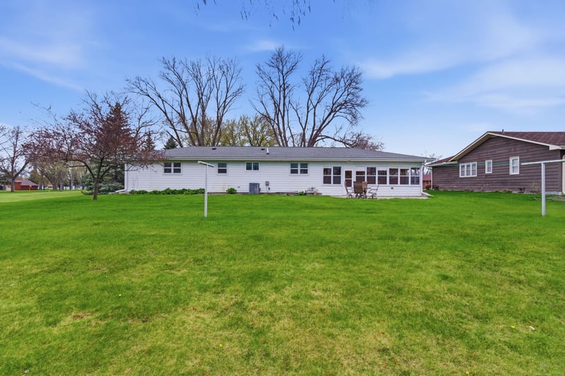 311 E Oak Ave, Olivia, MN 56277