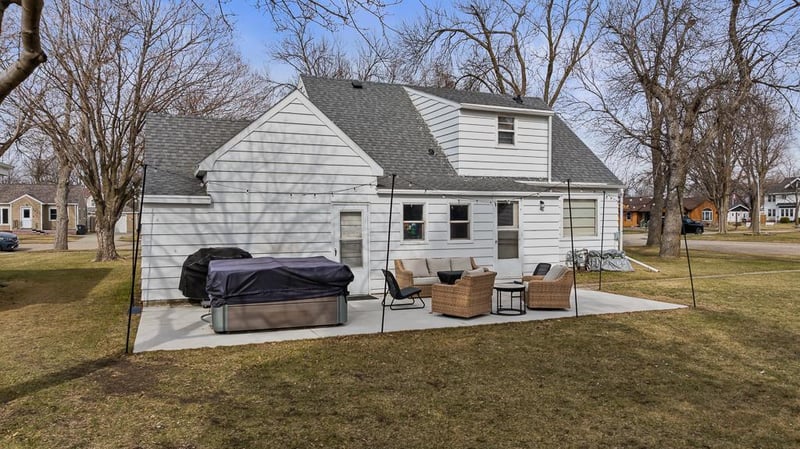 301 S Oak St, Hendricks, MN 56136