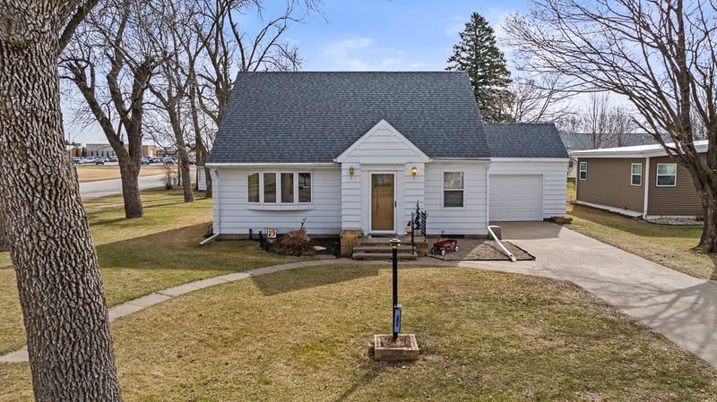 301 S Oak St, Hendricks, MN 56136