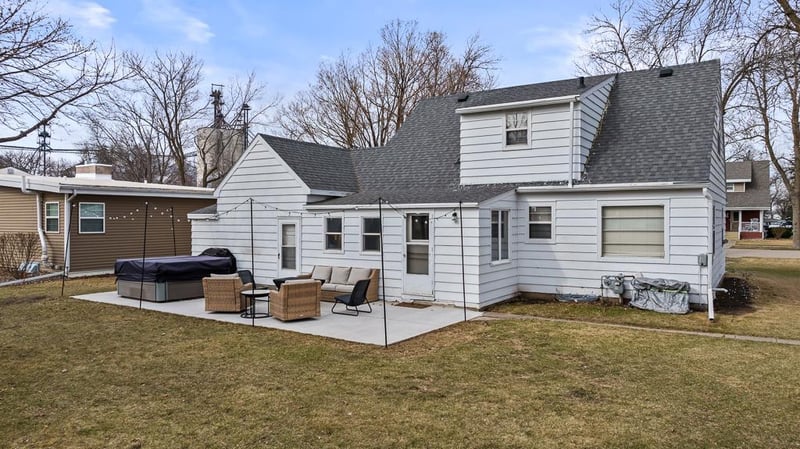 301 S Oak St, Hendricks, MN 56136
