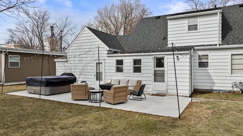 301 S Oak St, Hendricks, MN 56136