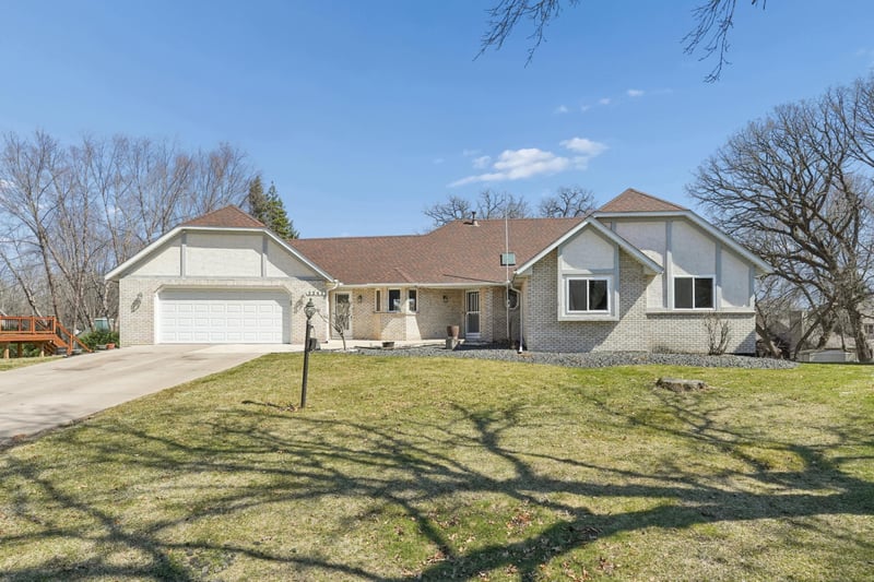 2242 Jennifer Ln, North Saint Paul, MN 55109
