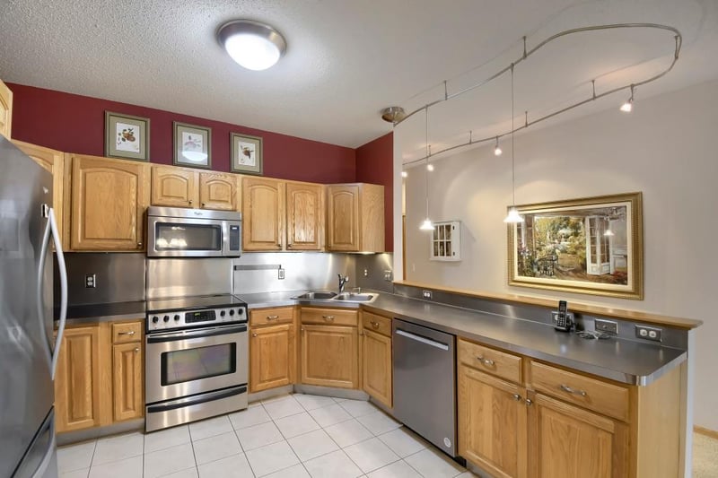 9225 Medicine Lake Rd #212B, Golden Valley, MN 55427