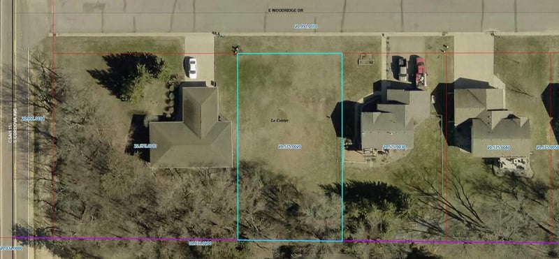 315 E Woodridge Dr, Le Center, MN 56057