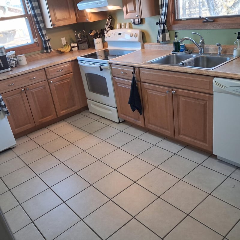 912 3rd St NE, Roseau, MN 56751