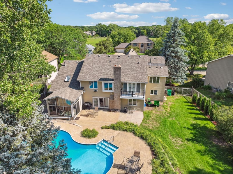 240 Cottonwood Dr, Vadnais Heights, MN 55127