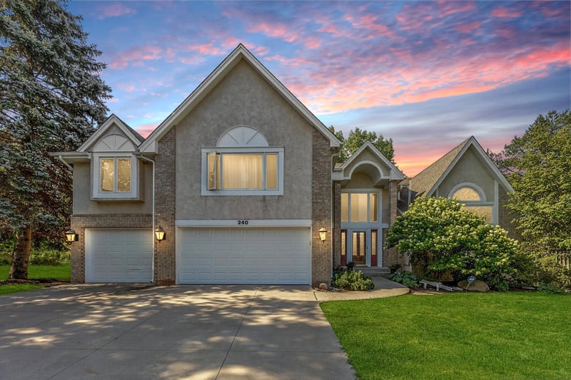240 Cottonwood Dr, Vadnais Heights, MN 55127