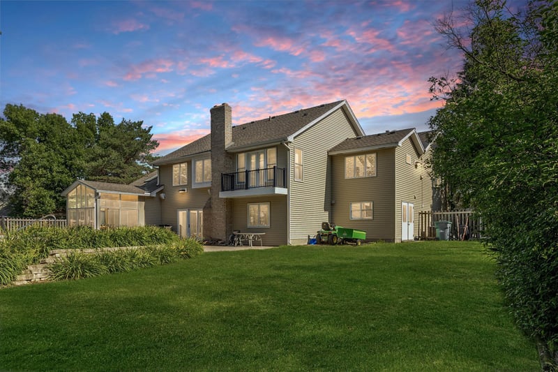 240 Cottonwood Dr, Vadnais Heights, MN 55127