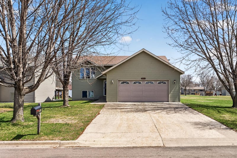 551 3rd St S, Winsted, MN 55395
