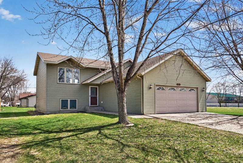 551 3rd St S, Winsted, MN 55395