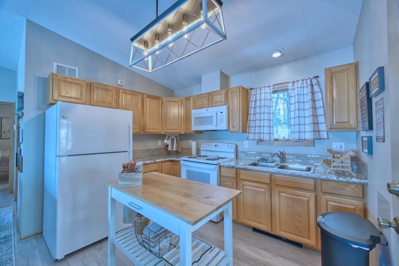 10153 S Clear Lake Rd, Britt, MN 55710