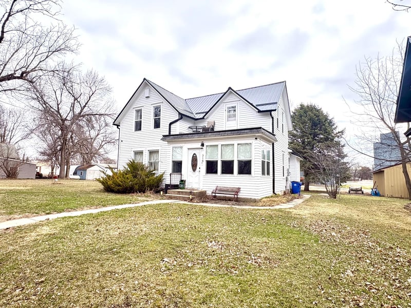 318 4th St, Boyd, MN 56218
