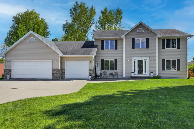 905 Horizon Cir, Belle Plaine, MN 56011