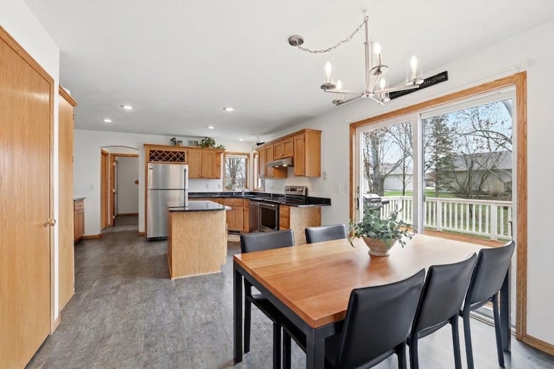 905 Horizon Cir, Belle Plaine, MN 56011