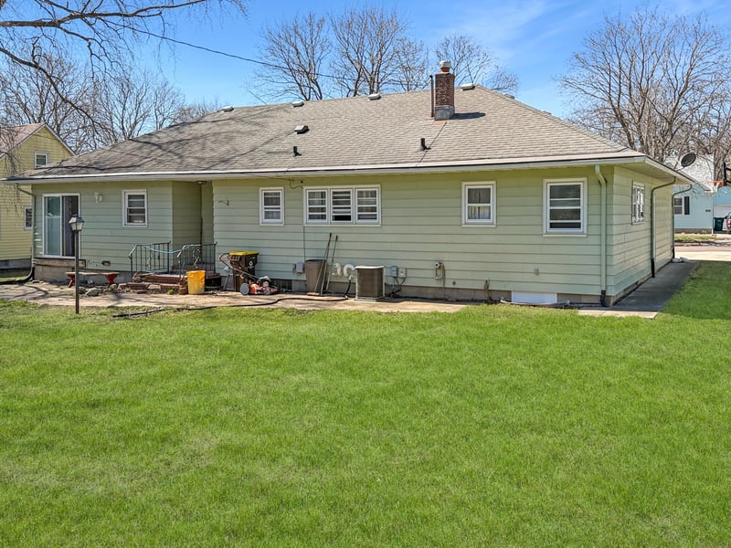 841 Redwood Dr, Fairmont, MN 56031