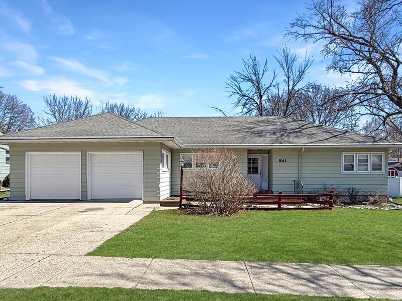 841 Redwood Dr, Fairmont, MN 56031