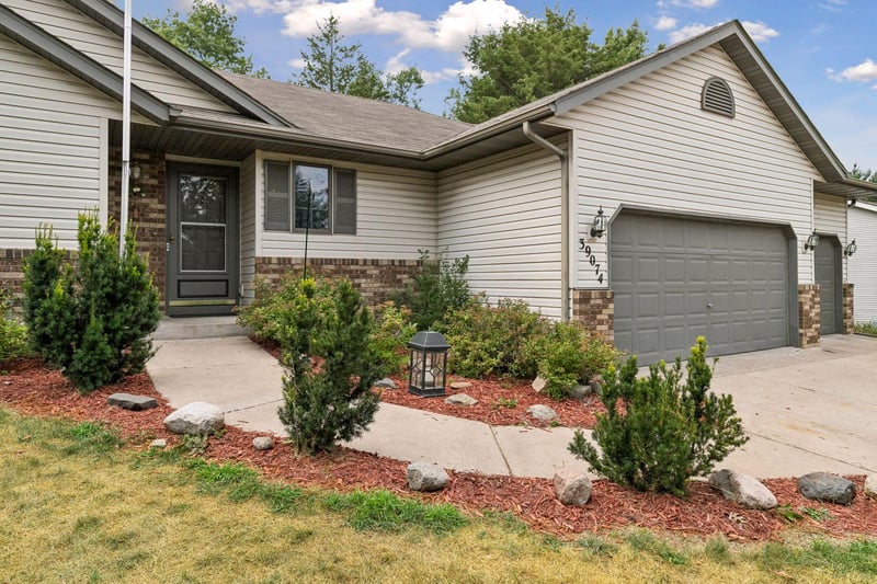 39074 Riverside Ct, North Branch, MN 55056
