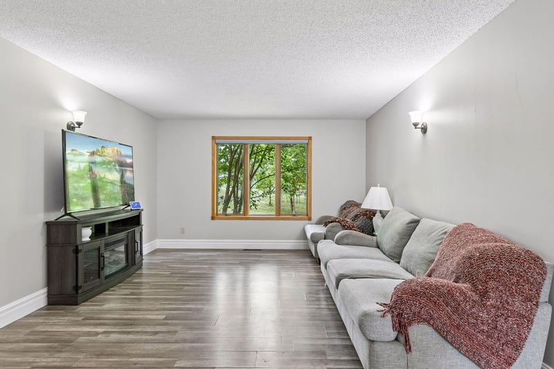 39074 Riverside Ct, North Branch, MN 55056