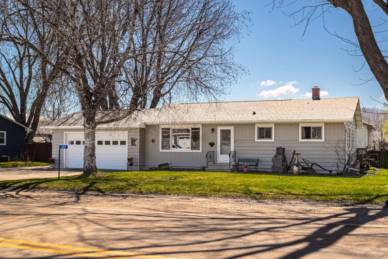 1367 County 25, La Crescent, MN 55947