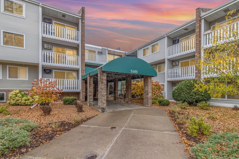 1601 N Innsbruck Dr NE #123, Fridley, MN 55432