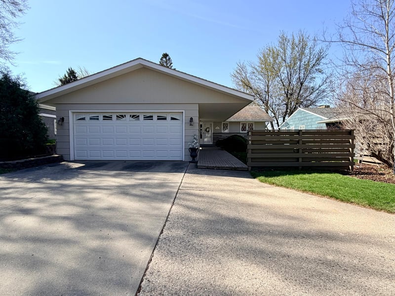 809 W Lake Ave, Worthington, MN 56187