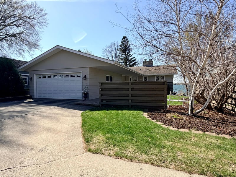 809 W Lake Ave, Worthington, MN 56187