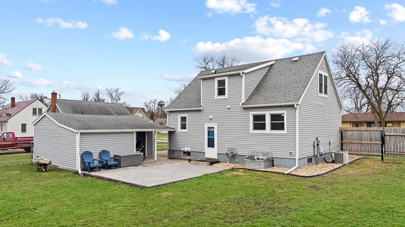 113 4th St, Dawson, MN 56232