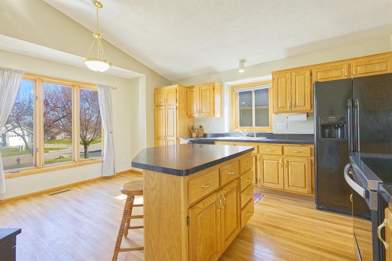 1007 Bluestem Ln, Lester Prairie, MN 55354