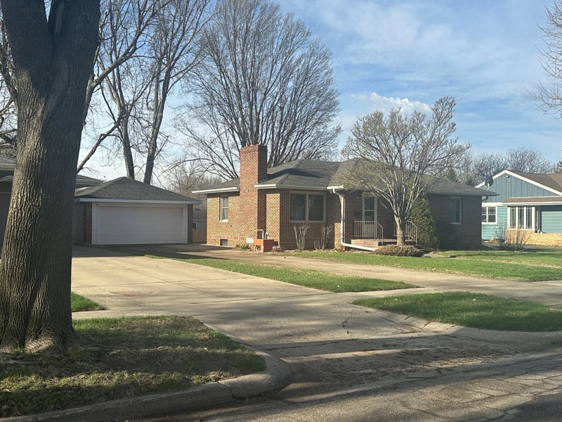 413 W Bishop St, Luverne, MN 56156