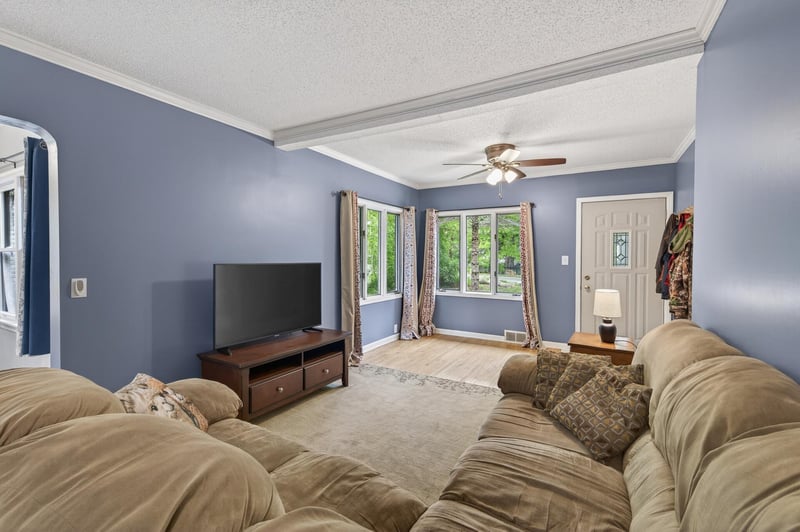 944 Mahtomedi Ave, Mahtomedi, MN 55115