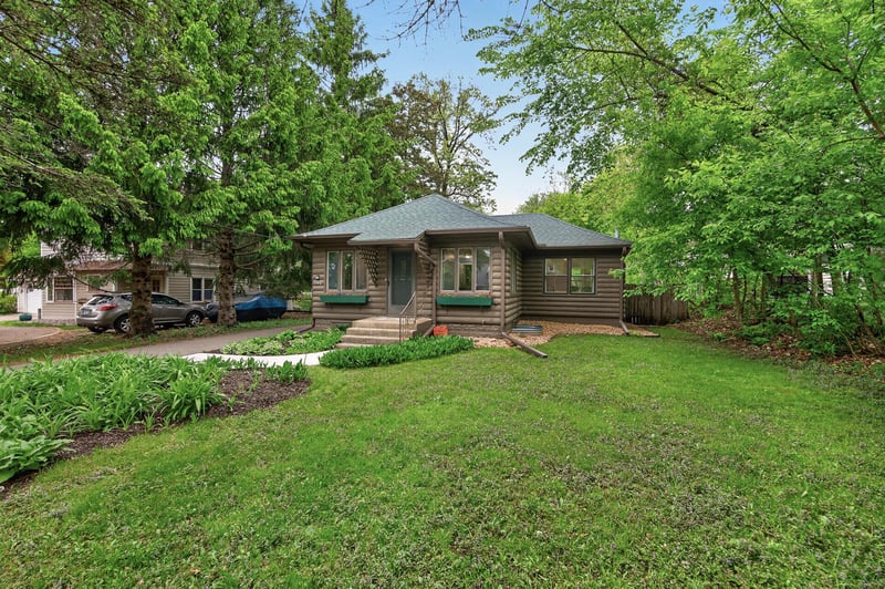 944 Mahtomedi Ave, Mahtomedi, MN 55115