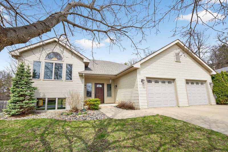 530 Cedar Ct NE, Pine Island, MN 55963