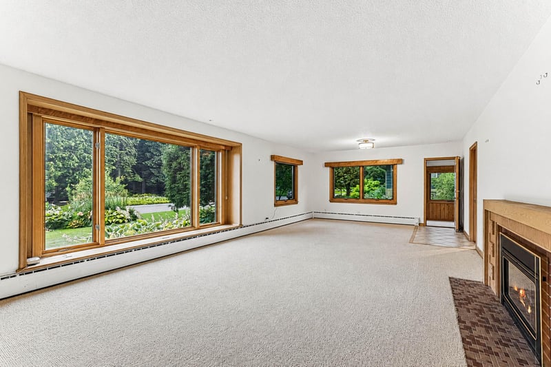 14 Mid Oaks Rd, Roseville, MN 55113
