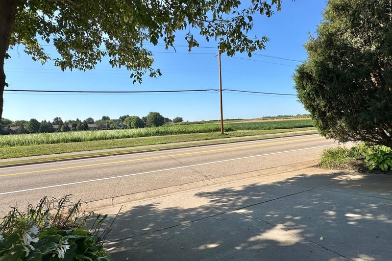 14 Mid Oaks Rd, Roseville, MN 55113