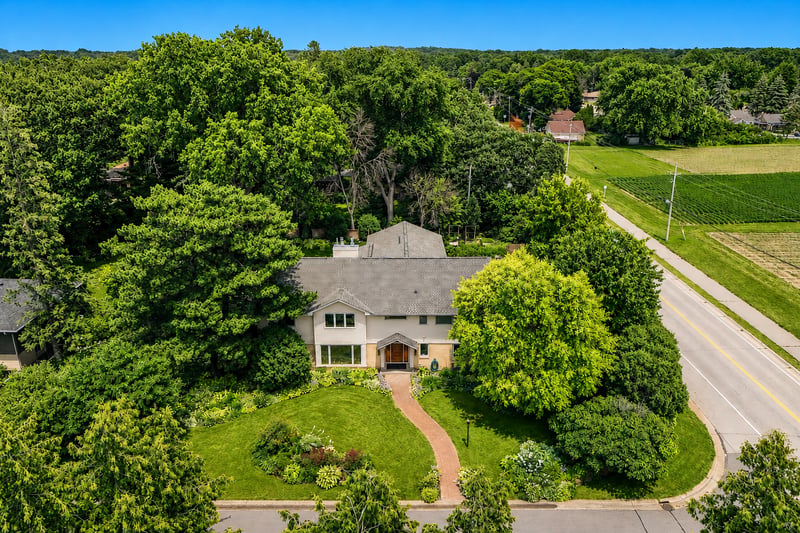 14 Mid Oaks Rd, Roseville, MN 55113