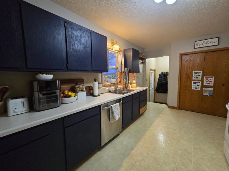 361 S Montgomery Ave, Le Center, MN 56057