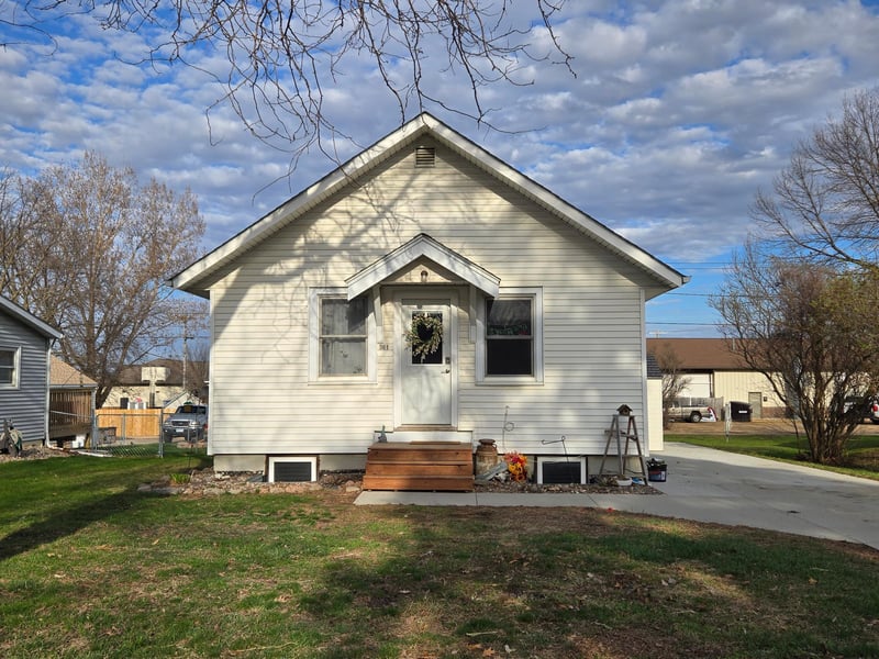361 S Montgomery Ave, Le Center, MN 56057