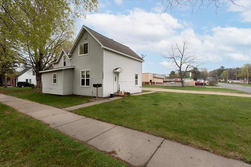 1520 8th St E, Menomonie, WI 54751
