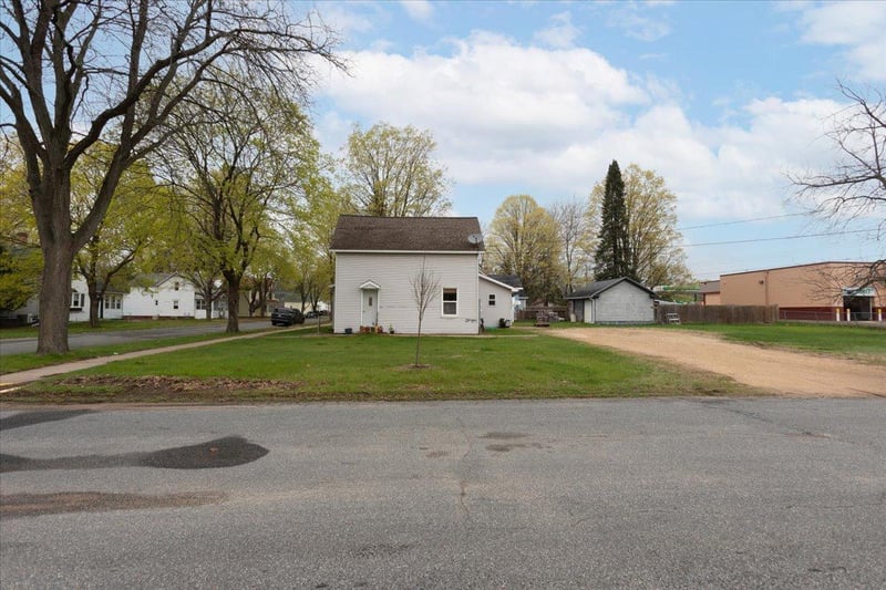 1520 8th St E, Menomonie, WI 54751