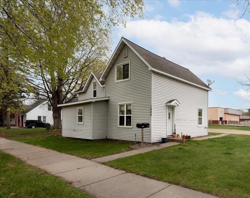 1520 8th St E, Menomonie, WI 54751