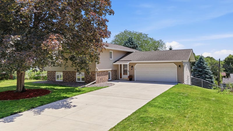 49 14th Ave SW, New Brighton, MN 55112